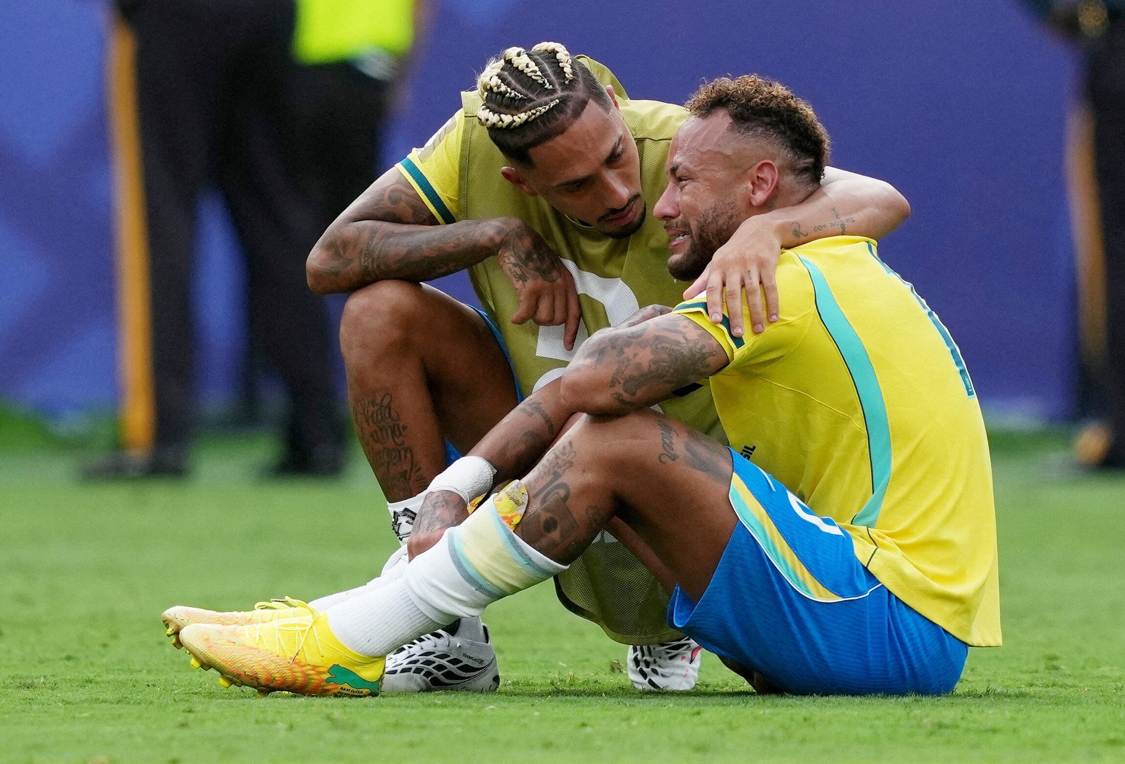Neymar chora após eliminação do Brasil da Copa do Mundo e é consolado por Raphinha
