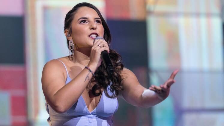 E foi com Gracias a La Vida, de Mercedes Sosa, que Nicole Carrion conquistou 93 jurados. Sucesso em espanhol!