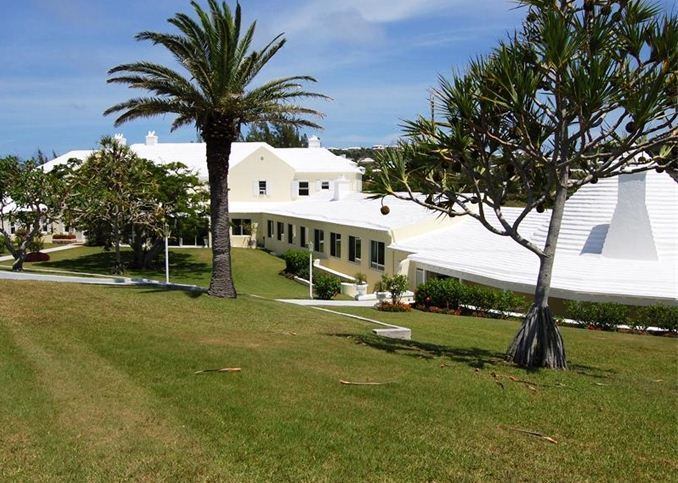 A casa tem 1.260 m², sete suítes, lareira (no Caribe?) piscina, quadra de tênis, churrasqueira e (acredite) garagem para seis carros
