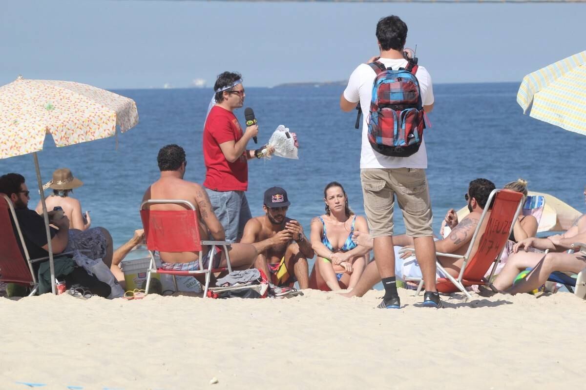 Luana Piovani não curtiu nada a presença do Pânico na praia do Leblon, nesta sexta (1º), no Rio