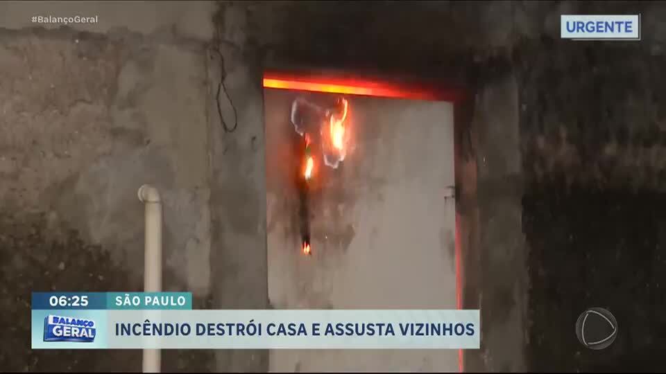 Incêndio destrói casa na zona norte de São Paulo, e moradores resgatam gato