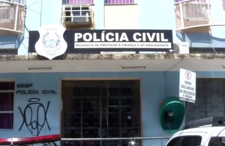 De acordo com informações da Polícia Civil, o homem, de 41 anos, conheceu a tia da vítima há cerca de sete meses, dentro do presídio, quando ela foi visitar o irmão. Os dois começaram, então, um relacionamento e, logo que o homem saiu da cadeia, eles passaram a morar juntos, na mesma casa em que a adolescente morava