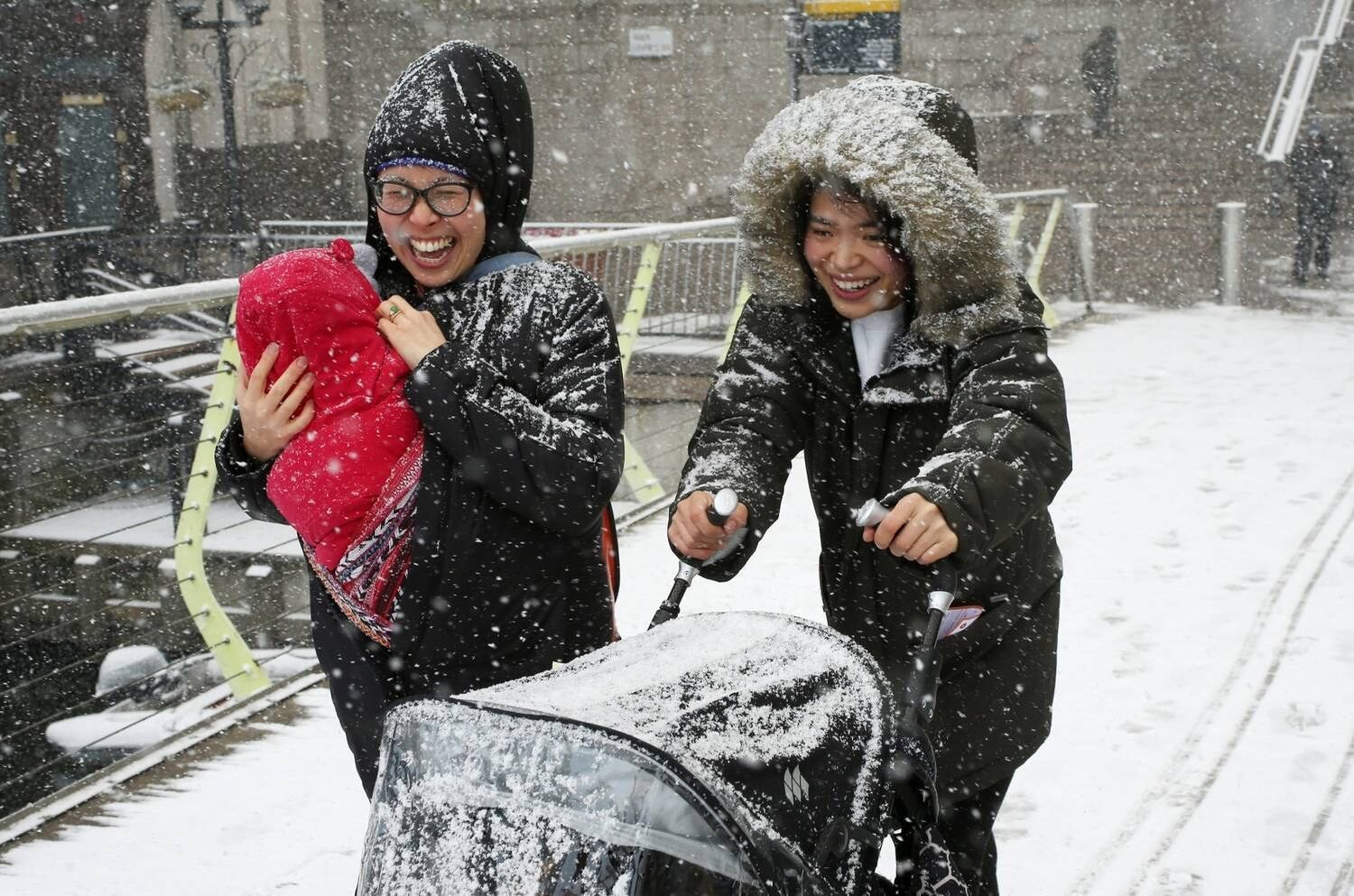 Em Londres, algumas mulheres arriscaram sair em meio a nevasca com bebês. Pelas suas reações, o passeio parecia uma grande aventura