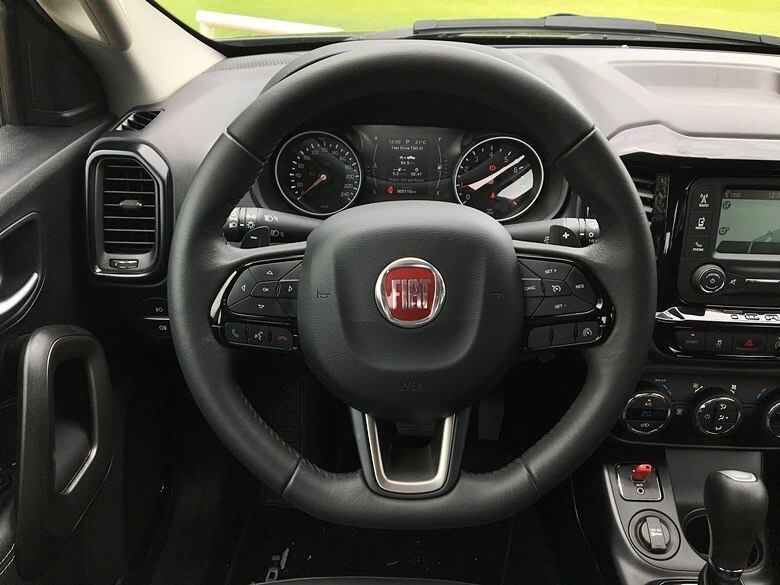 Na versão Freedom 2.4 flex 4x2, ganha capota marítima, retrovisores elétricos, brake light e luz de caçamba, monitor de pressão nos pneus, volante em couro com comandos do som e borboletas para trocas de marchas, rodas de 16 polegadas e a nova cor perolizada Branco Polar