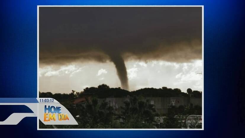 Em
Itu, interior de São Paulo, um tornado com ventos de 300 km/h arrastou carros
por 700 metros e provocou 15 mortes