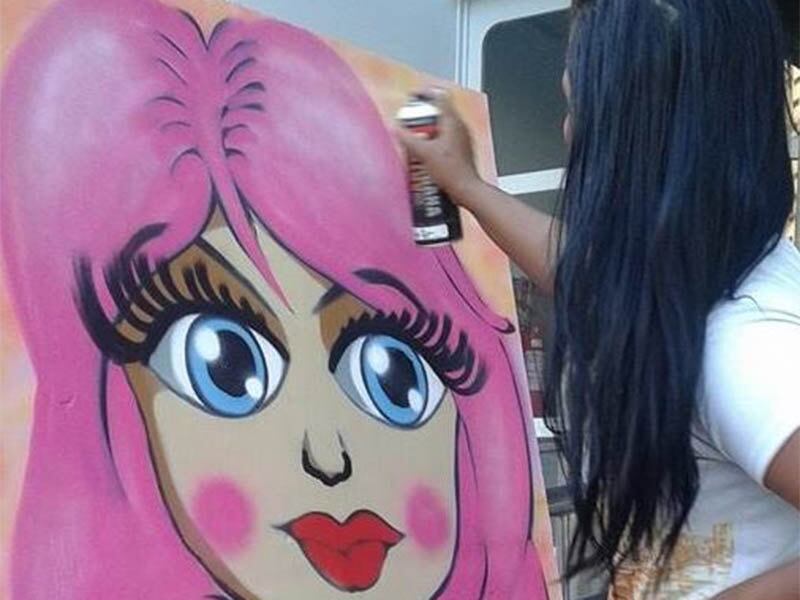 Casada com o pichador Pinel (Jackson Barbosa), Mônica ressaltou que o marido foi um dos principais incentivadores para sua inserção na arte. A grafiteira é filha de artesão e revelou que a arte é um dom e uma forma de tirar os jovens da rua e do mundo da criminalidade. 

— Eu acompanhava meu marido quando ele grafitava, mas sempre quis estar nas ruas, eu achava que a cidade precisava de mais cores, de um toque feminino. O grafite só me trouxe coisas boas, já viajei para a Itália. Pintei muros com meu marido no Rio de Janeiro, São Paulo e aqui em Salvador
