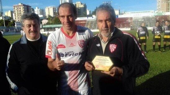 Paulo Baier, enfim, pendurou as chuteiras. Aos 41 anos, o meia fez seu último jogo como profissional neste domingo (5) pelo São Luiz de Ijuí, equipe que o revelou para o futebol. A partida terminou em 0 a 0, mas o resultado é o que menos importa, já que a aposentadoria de Baier acabou ofuscando o placar final. O ex-atleta foi homenageado antes do apito inicial, recebendo uma placa da diretoria do clube