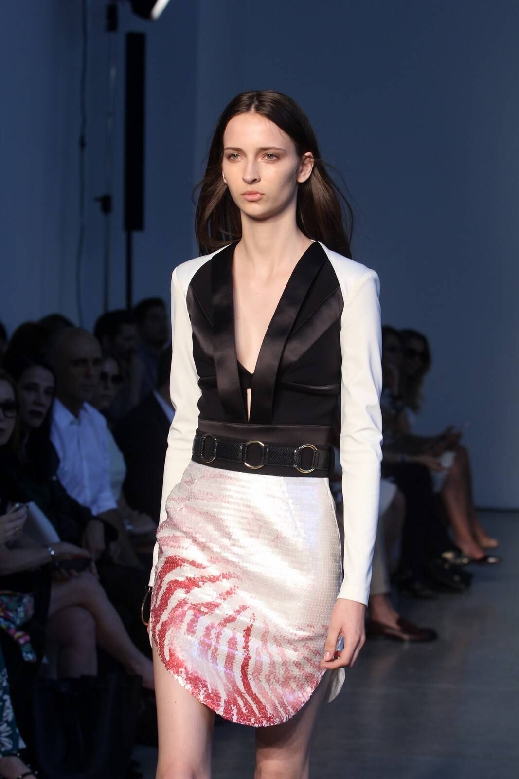 O segundo dia de desfiles da temporada inverno 2015 da São Paulo Fashion Week começou com a coleção do estilista Pedro Lourenço, nesta terça-feira (4). As modelos entraram na passarela após uma hora de atraso e vestiram peças feitas de diferentes materiais, que iam desde os trabalhos com paetês até detalhes com argolas de meta. Além dos casacos e saias que deram um ar sexy à coleção, as sandálias com saltos largos, arredondados e amarrações no tornozelo também foram destaque na passarela