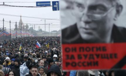 Empunhando cartazes com a frase "Não tenho medo" pessoas marcham em memória de Boris Nemtsov
