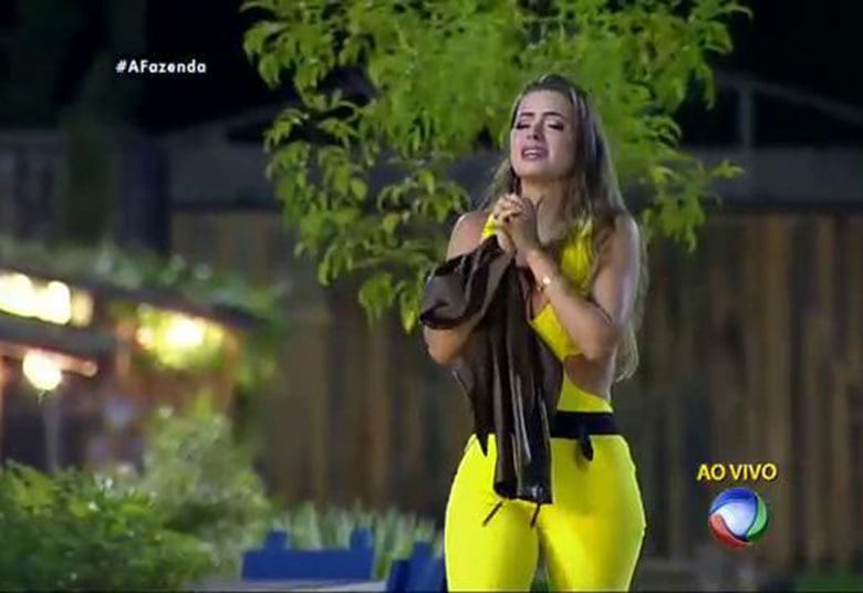 Marcelo Bimbi foi eliminado de A Fazenda 8 com apenas 44,31% dos votos
de permanência do público. Rayanne Morais, por sua vez, voltou ao jogo com
55,69% dos votos 

+ Em atividade, peões comentam momentos marcantes de cada uma das semanas de confinamento
+ Turma do Ronco: Peões descansam durante a tarde do último sábado de A Fazenda 8
+ Douglas, Rayanne e Ana Paula cantam músicas de Latino e peão enfatiza: “Quem planta sacanagem colhe solidão”


