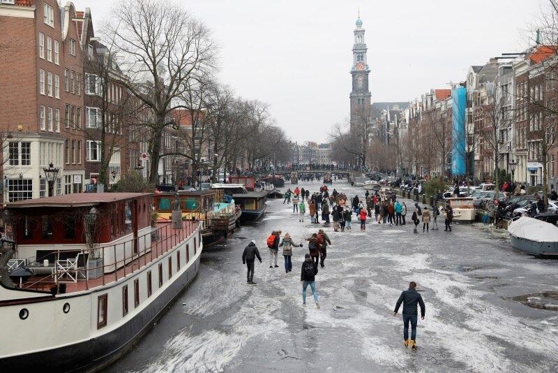 O frio intenso que atinge a Europa produziu um
fenômeno raro, que não ocorria há seis anos. Temperaturas abaixo de zero
congelaram as águas dos canais de Amsterdã, na Holanda. Locais por onde costumam
navegar embarcações, como o canal de Prinsengracht (foto), se transformam em
pistas de patinação no gelo