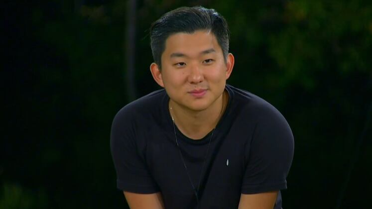 Pyong observa enquanto exploradores discutem