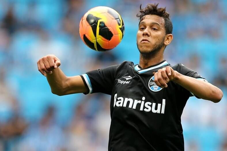 Vice-campeão brasileiro, o Grêmio está classificado diretamente para a Fase de Grupos da Libertadores do ano que vem. O que mais chamou a atenção na equipe gaúcha nas competições, principalmente no Brasileirão, foi a regularidade, ainda mais da defesa, a segunda melhor do campeonato, perdendo apenas para o Corinthians. Muito disso se deve a Souza, jogador revelado pelo Vasco, e que apesar de não aparecer muito, é fundamental para o esquema tático do Tricolor dos Pampas