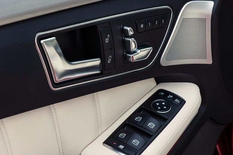 Lista de equipamentos é recheada de itens de conforto, como se espera em um sedã da categoria. No detalhe, o cluster nas portas dianteiras com comandos de ajustes elétrico — a memória grava as posições dos assentos e do volante

VEJA TAMBÉM

> Lamborghini roxo que brilha no escuro é apreendido novamente pela polícia

> Diretor de 'Transformers' revela primeiras imagens do novo Chevrolet Camaro

Quer saber tudo sobre carros? Acesse R7.com/carros
