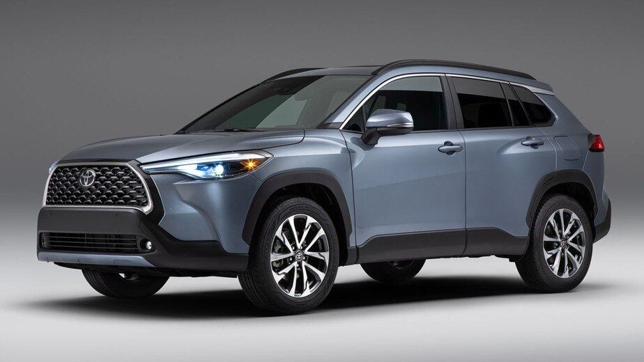 O Toyota Corolla Cross chega para ser concorrente do último citado. Ambos são SUV e custam R$ 140 mil.