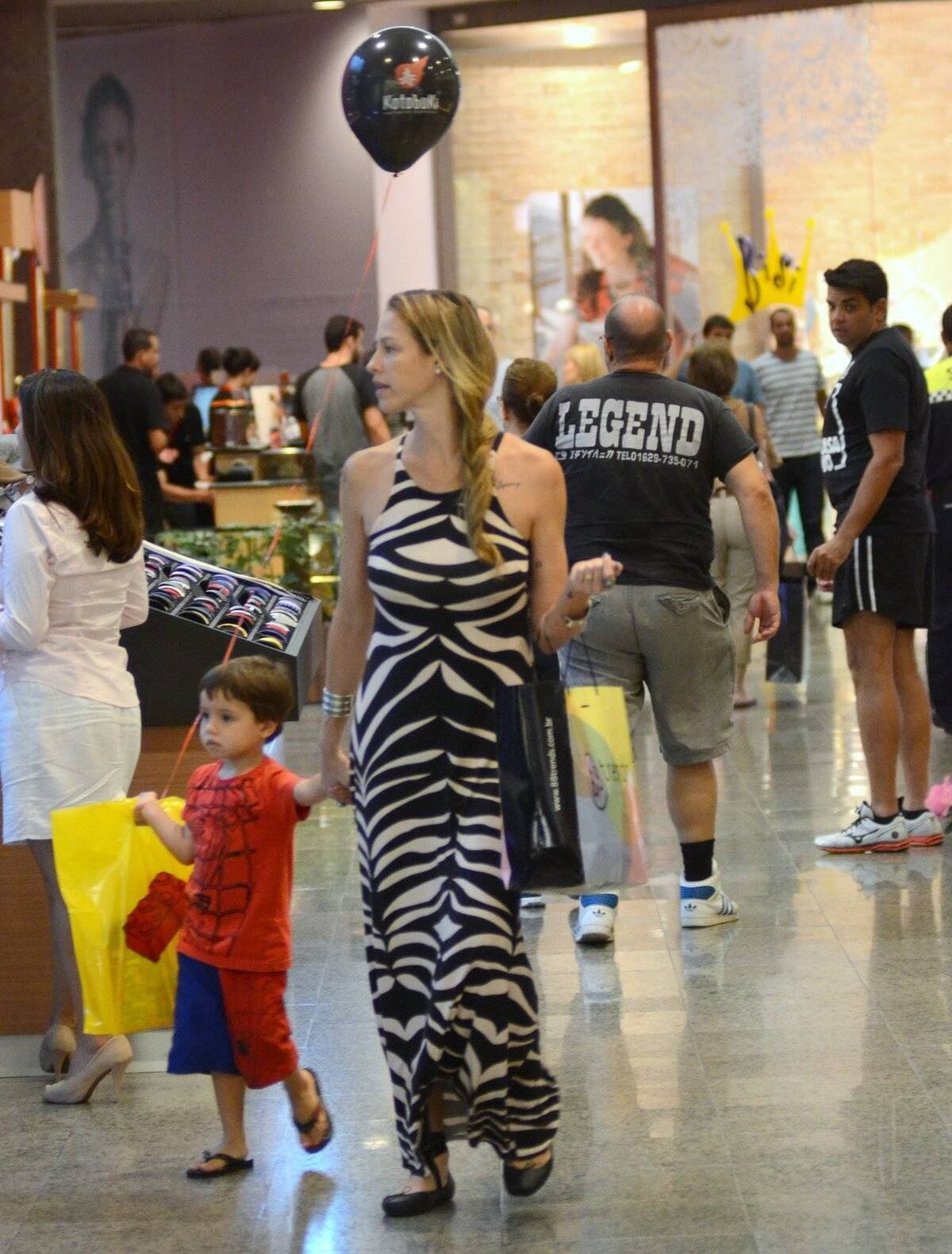 Com um vestido de zebrinha, Luana mostra um corpo em forma mesmo pouco tempo após dar à luz 