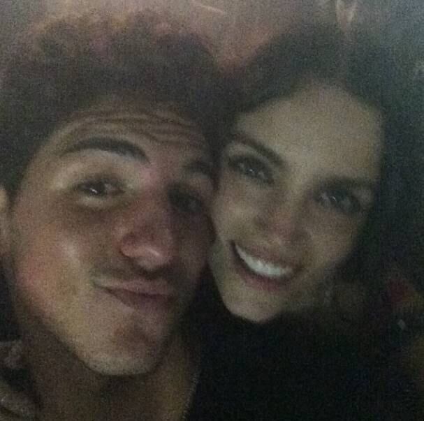 Olha só o biquinho que Medina fez ao posar ao lado da modelo Sofia Resing