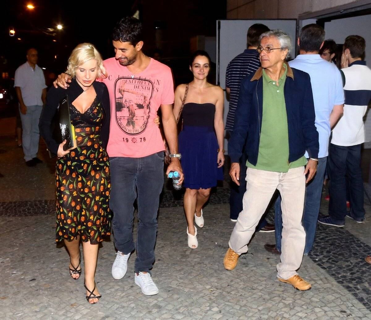 

Caetano
Veloso e Paula Burlamaqui apareceram com seus respectivos namoradinhos, no
Teatro Oi Casa Grande, no Rio de Janeiro, na noite de sexta-feira (27). Os
famosos foram conferir o musical Elis, a Musical

