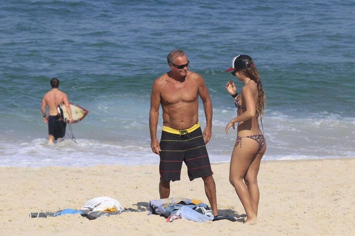 O ator, que foi acusado de violência doméstica, estava na areia da Prainha com a filha, Lanai