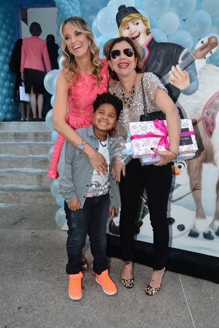 Astrid foi com o filho Gabriel, de 6 anos