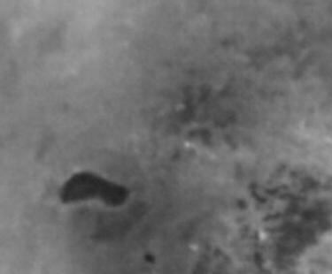 Além disso, a visita da sonda na superfície da lua conseguiu provar definitivamente que o local possui lagos líquidos iguais aos presentes na Terra. Mas nem tudo é perfeito: o lago é feito etano e metano em seus estados líquidos