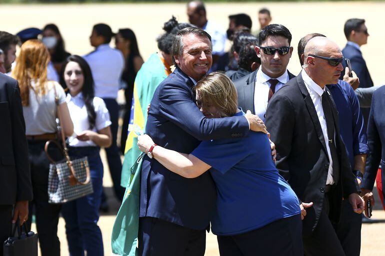 O mandatário cumprimentou os cidadãos que desembarcaram no país e bandeiras do Brasil foram distribuídas.