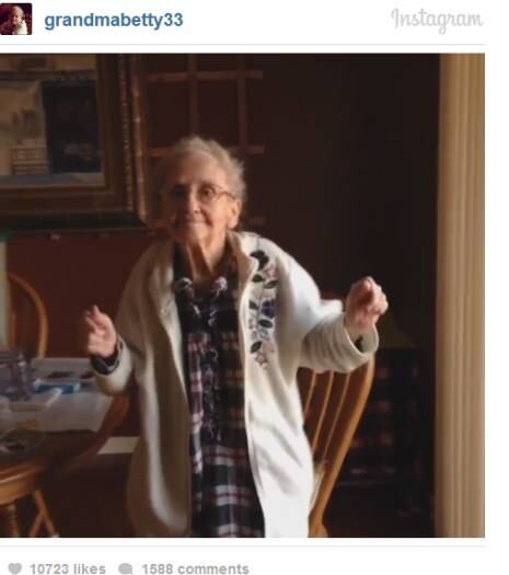 

Belden afirma que sua vó tem
ficado muito contente com seus "novos amigos" de internet.



― É uma alegria ver um grande
sorriso no rosto da minha avó toda vez que conto que ela ganhou mais cem
seguidores.

Modelo usa Facebook como terapia e supera câncer

