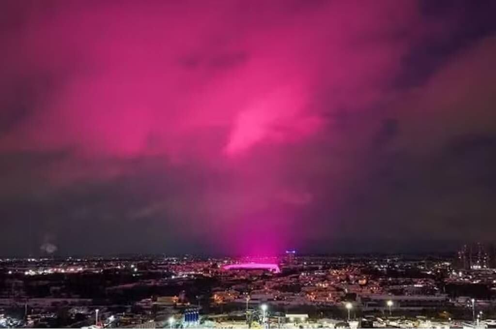 Céu reflete luz rosa no Reino Unido