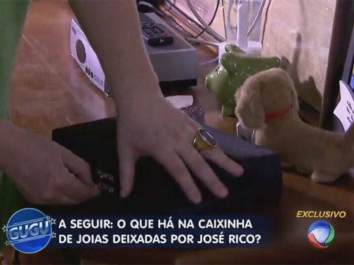 

Enquanto mostrava o quarto, a
viúva abriu a famosa caixa de joias do cantor

