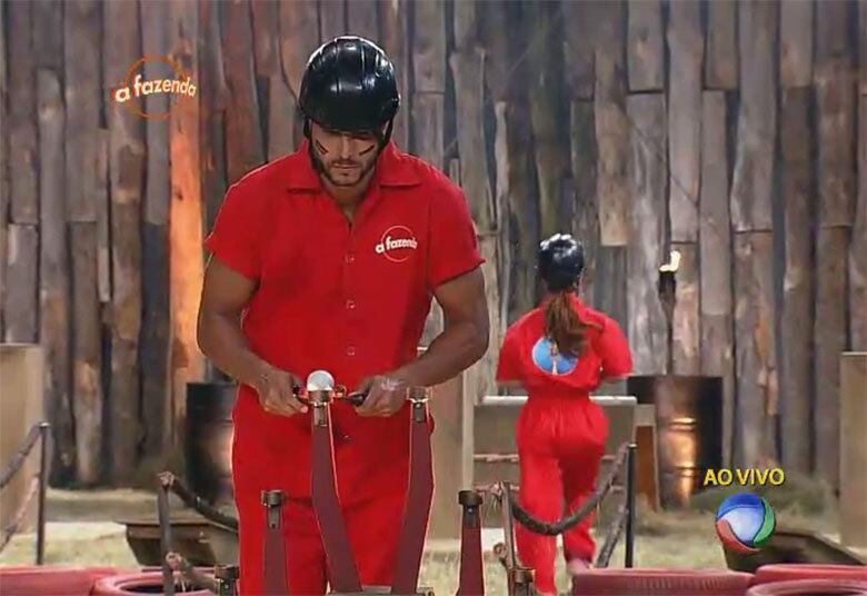 Bimbi ainda teve a chance de escapar
da berlinda, na disputa da Prova do Fazendeiro, mas ele não conseguiu assumir o
chapéu pela terceira vez na temporada. A prova foi vencida por JP  

+ "Eu prefiro esquecer a Mara como jogadora", diz Douglas sobre ex-peoa de A Fazenda
+ Peões relembram trajetória de Amaral no reality e Rayanne afirma: "Ele é um cara muito iluminado"
+ Em atividade, Minerato fala sobre Thiago Servo: "Por mais que eu queira ele não vai sair da minha vida"

