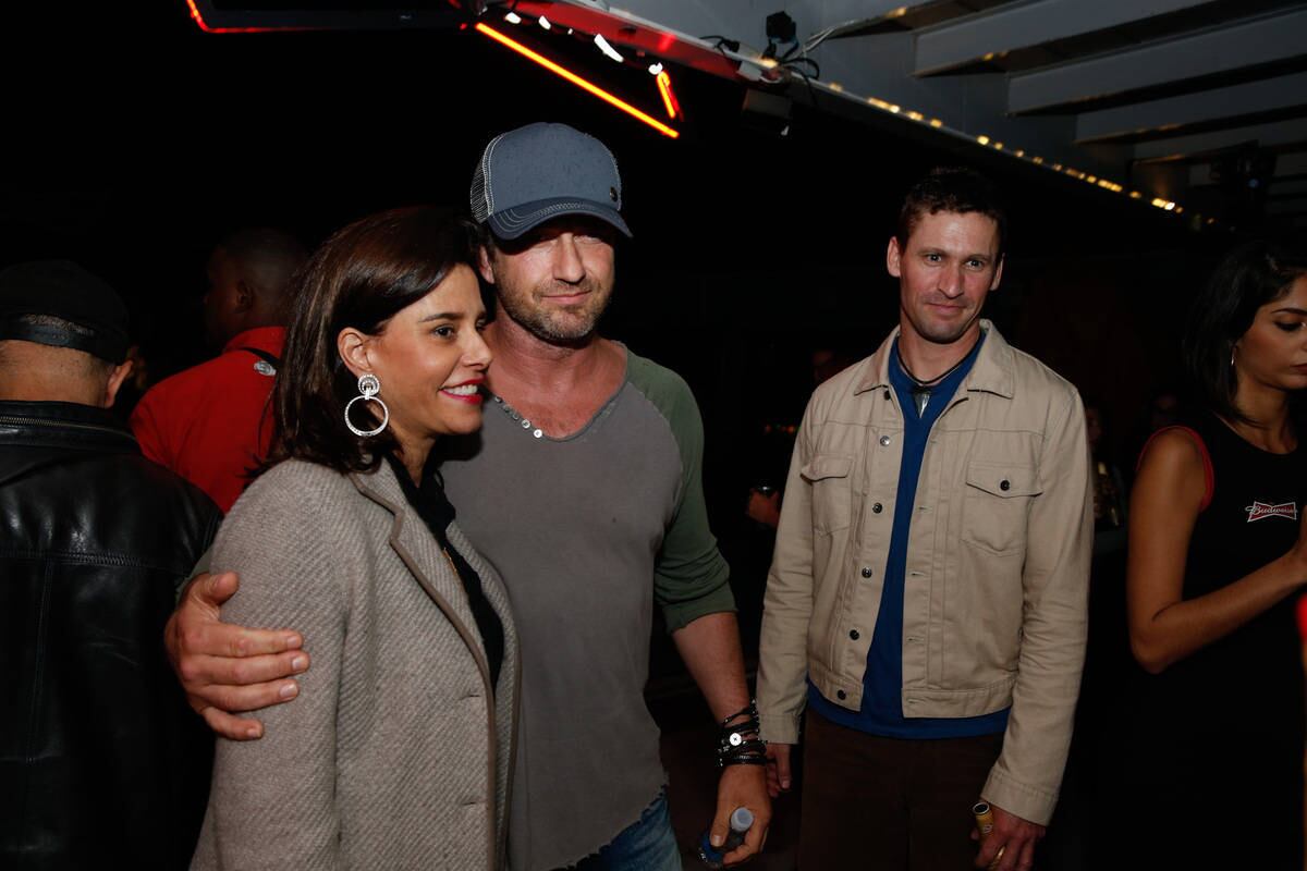 Gerard Butler já está há uns dias no Brasil  para curtir a reta final da Copa do Mundo! E, nesta sexta (11), o astro de Hollywood também curtiu uma festa cheia de famosas. O ator, inclusive, posou para foto com Narcisa Tamborindeguy. Além dele, tem outro astro de Hollywood aqui no Brasil: Kellan Lutz. Confira nas próximas fotos!
