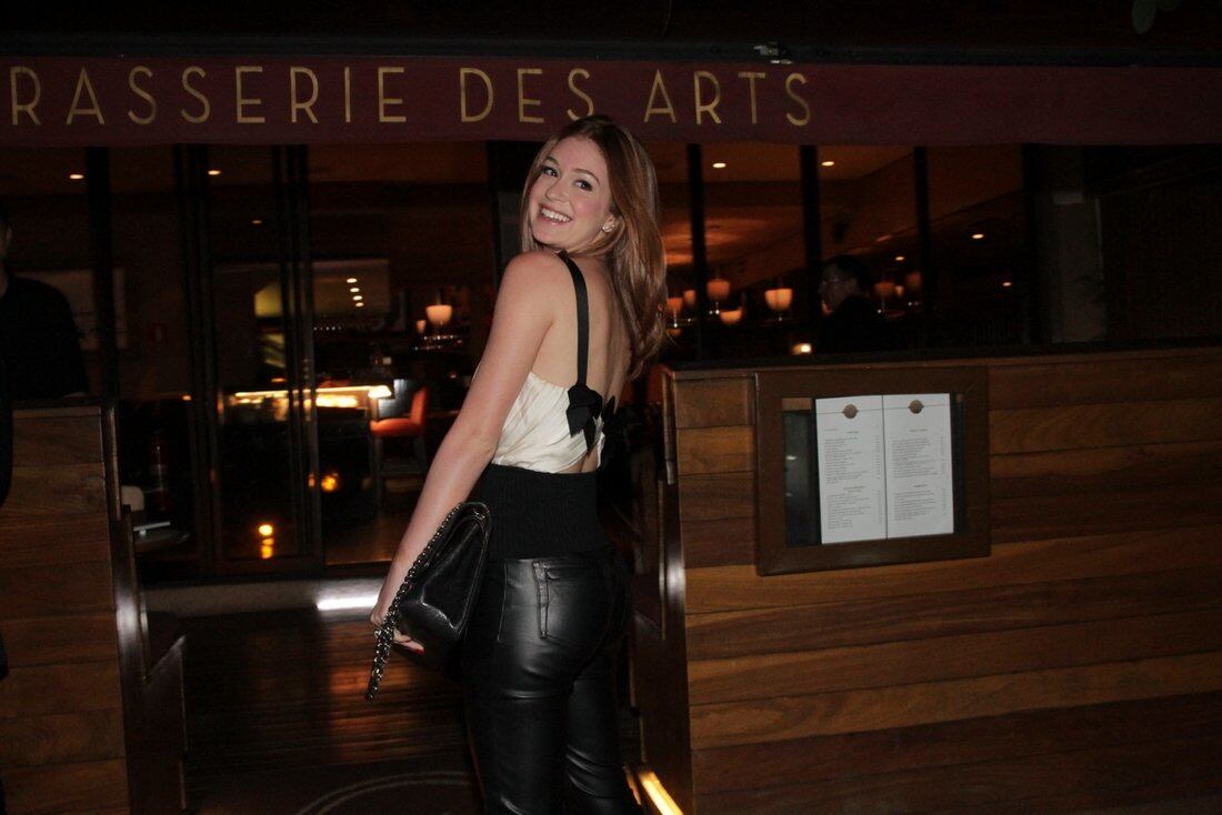 

Marina Ruy
Barbosa usou um look decotado nas costas para ir à festa de aniversário de
Rodrigo Faro, na noite de segunda-feira (20). A atriz estava sem a companhia do
namorado, o empresário Caio Nabuco

