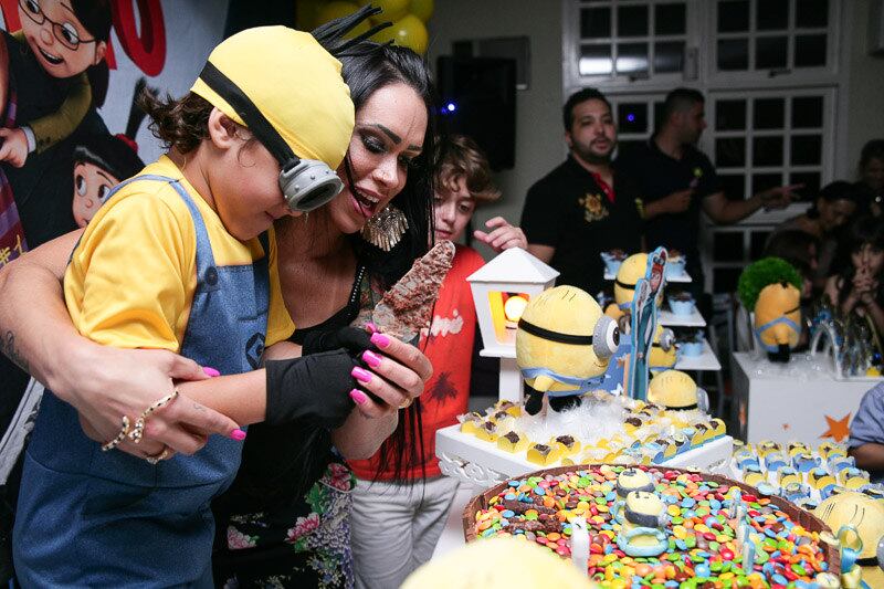 Fabiana e Enzo cortaram o bolo juntos. Festa foi inspirada no filme Meu Malvado Favorito