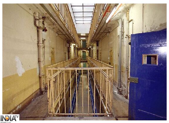 La Santé

A prisão da cidade de Paris, na França, é conhecida como o local onde os criminosos preferem se matar a ter que cumprir pena. Em 1999 124 prisioneiros cometeram suicídio.

A violência na prisão é tão grande que os presos tem autorização de passar apenas quatro horas por dia fora de suas celas