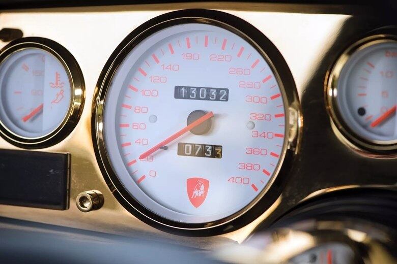 O leilão do Lamborghini Countach acontecerá no final deste mês pela famosa casa RM Sotheby's, o preço está avaliado em € 575 mil, o que convertido para nossa moeda dá certa de R$ 2 milhões 