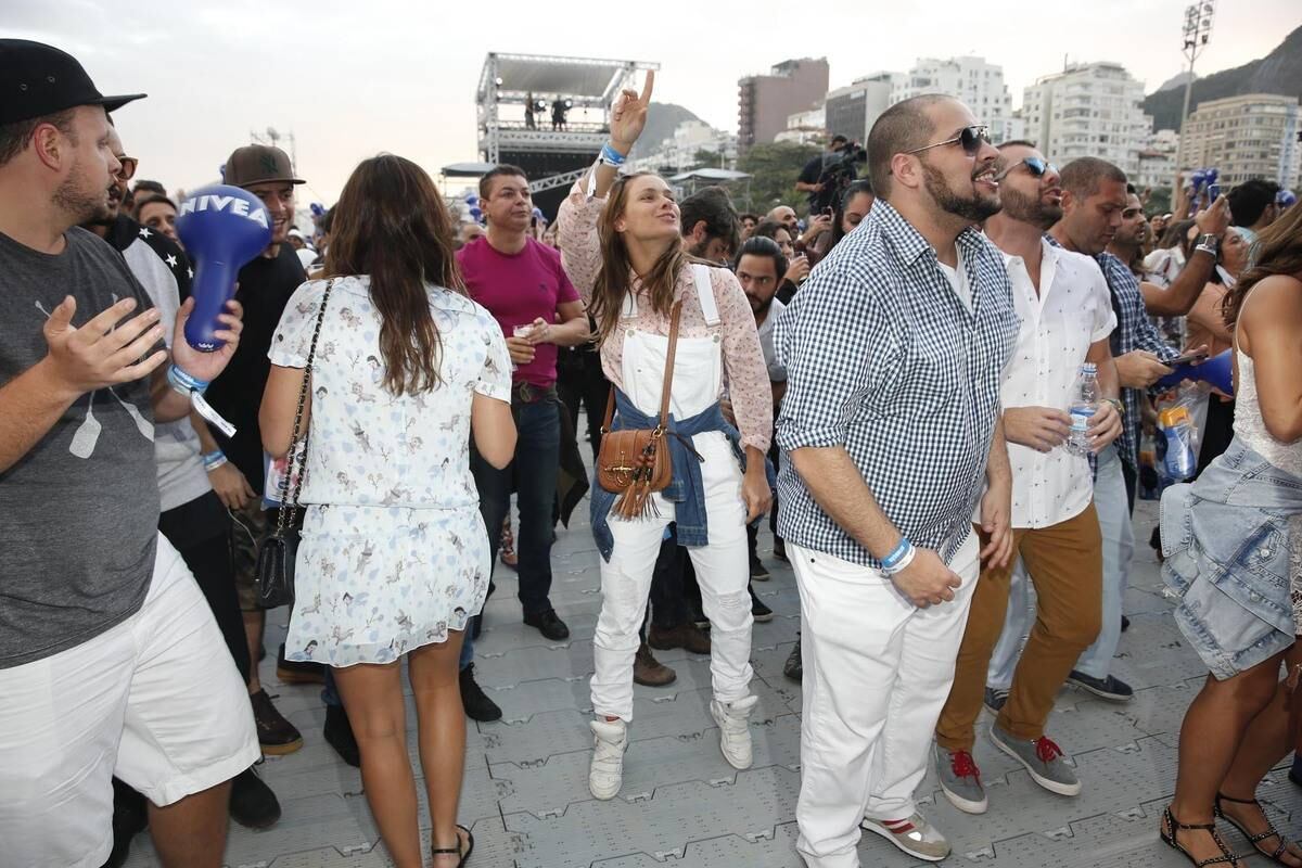 Carolina Dieckmann dançou muito na área VIP dos famosos