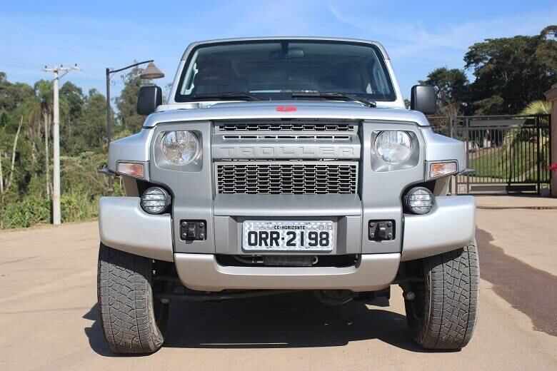 Feito para os amantes do off-road, o novo Troller T4 chega nas
concessionárias em agosto com preço inicial de R$ 110.990,
aproximadamente 15% mais caro que a versão atual. O modelo, porém,
tentará justificar o valor mais salgado com design, equipamentos
inéditos, melhor acabamento da cabine e o motor 3.2 diesel de 200 cv da Ford Ranger
