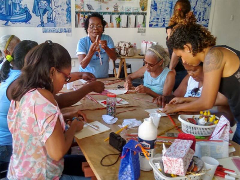 Mulheres rão costurar e customizar as suas próprias ecobags