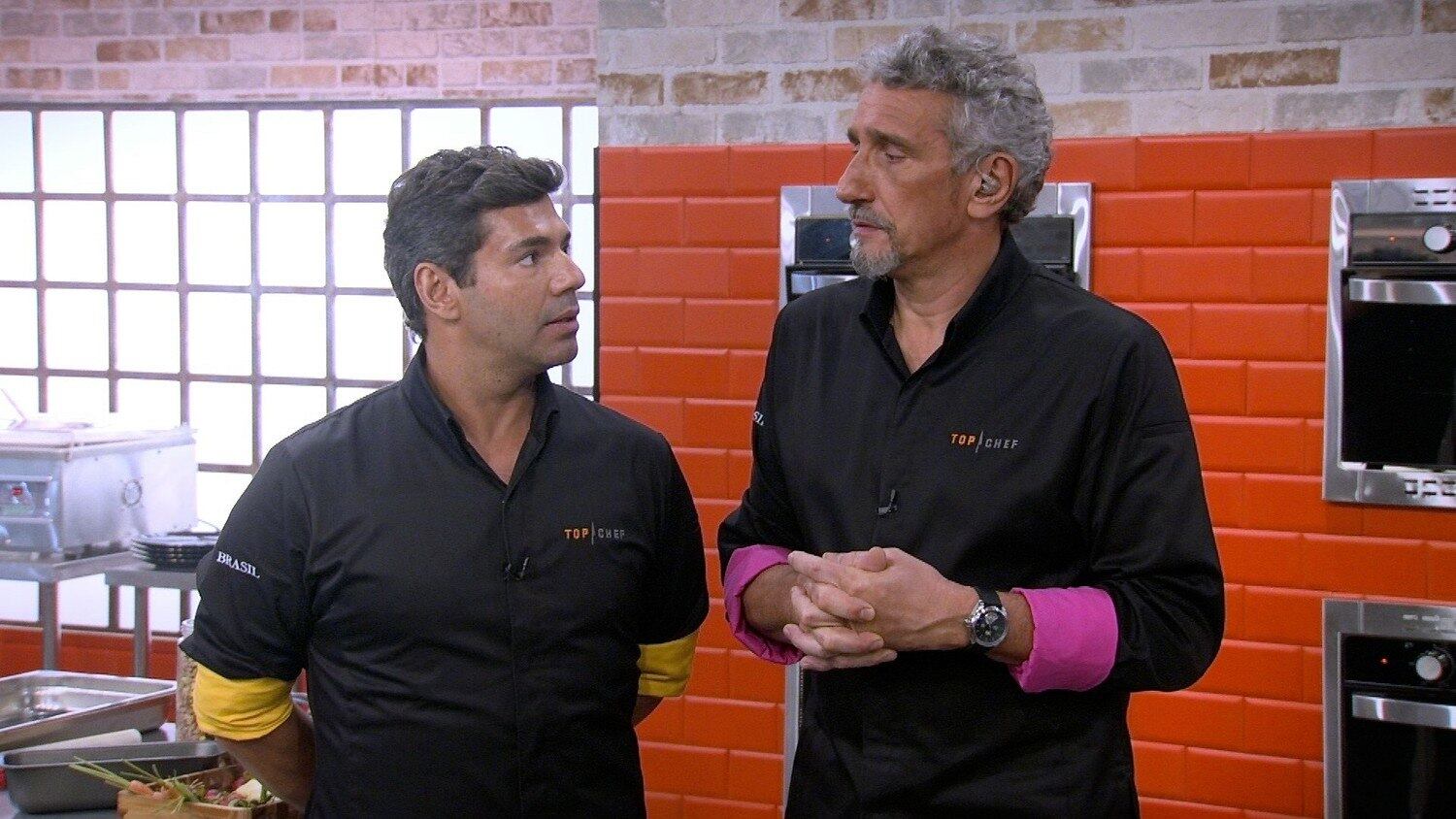 Os chefes se encontram e contam quais pratos irão fazer e descobrem que estão preparando uma parte do prato bem parecida, inclusive com as vieiras emprestadas e Emmanuel comenta: “é, mas a nossa vai ser muito diferente” e Bronze o alfineta: “é porque a nossa vai ser boa”, mas qual será que foi o time vencedor?