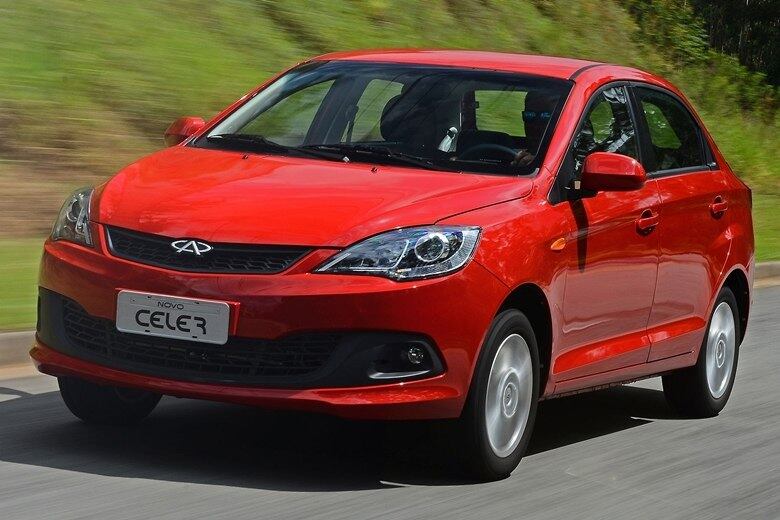 8°) Chery Celer Hatch: R$ 39.490 - A versão sedã é apenas mil reais mais cara que o hatch e vem configurada com exatamente o mesmo motor. A maior diferença está no porta-malas que na versão sedã possui 450 litros, contra 380 litros do  do hatch. O sedã é 14 cm maior que o irmão menor 