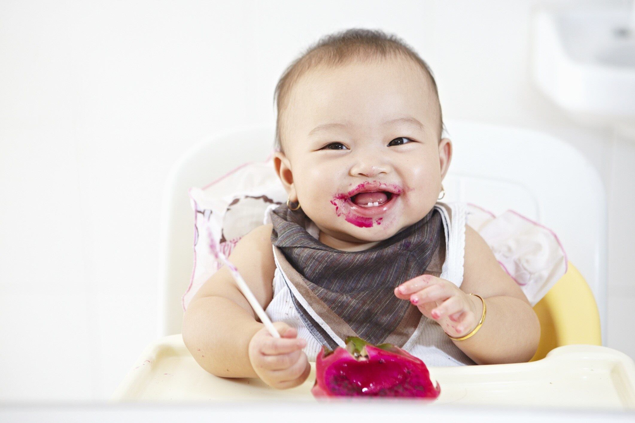Bebês têm cáries? Verdade
A especialista afirma que a
partir do momento que o dentinho fica exposto a restos alimentares, as bactérias podem causar as cáries