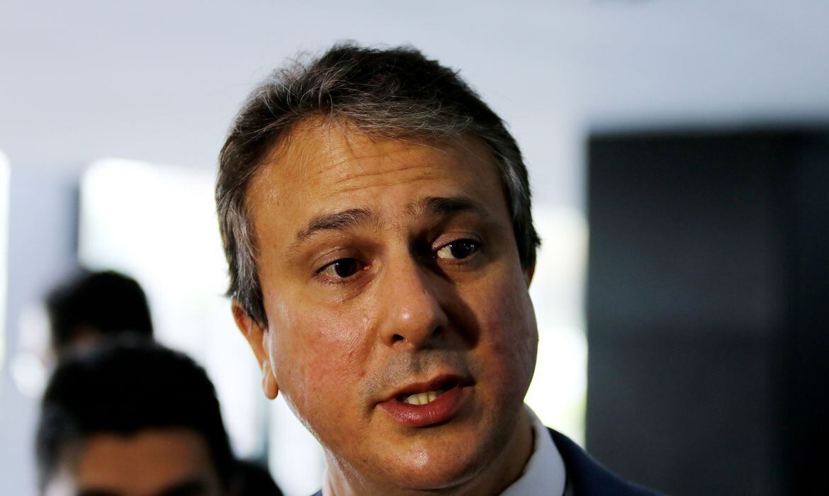 O ministro da Educação, Camilo Santana, anunciou na terça-feira (10), em coletiva à imprensa, que a pasta fará um levantamento criterioso da situação das quase 3,7 mil obras que se encontram inacabadas ou paralisadas. Segundo ele, é determinação do presidente Lula retomar todas, com critérios, e em conjunto com a área econômica. As obras que precisam ser retomadas incluem desde creches, escolas de tempo integral, de ensino fundamental e médio, até campi de universidades e institutos federais