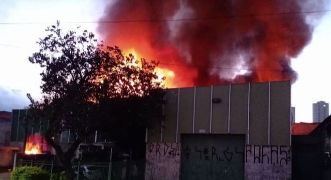 Chamas consomem área de 1.500 m² de galpão na zona leste de SP