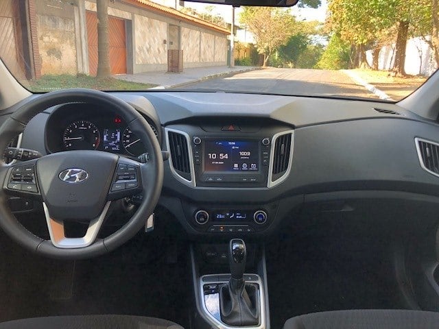 Direção elétrica é leve e apesar dos instrumentos convencionais tudo está à mão no Creta