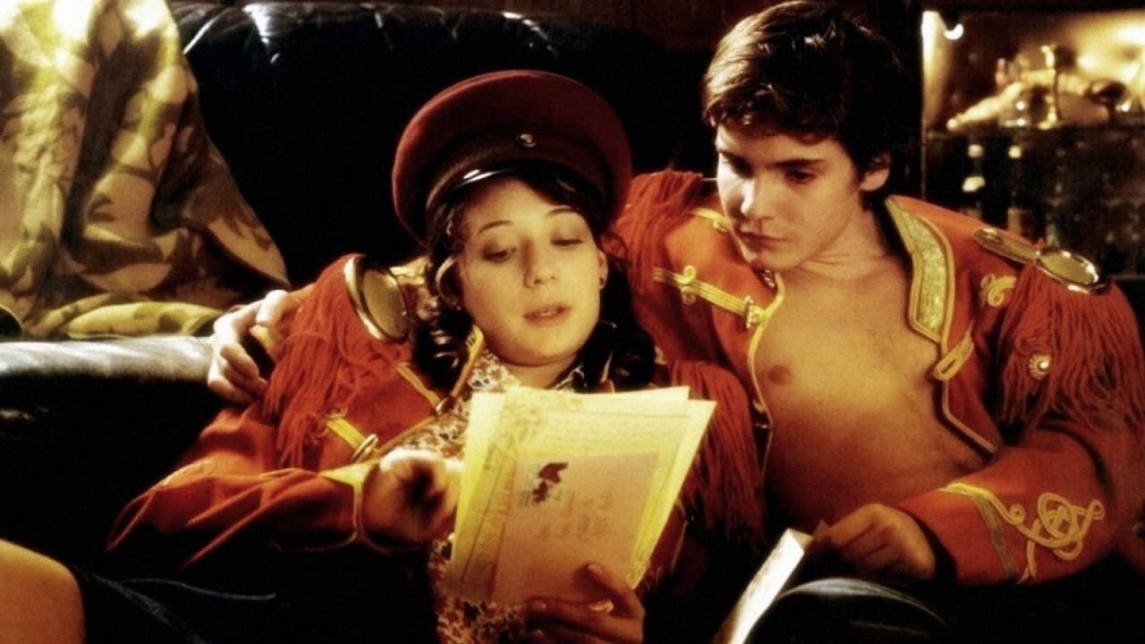 4. Adeus, Lenin: ideal para entender as tensões entre o socialismo e o capitalismo. O filme é inspirado em um período importante da história cultura da Europa —  a queda do muro de Berlim. Segundo Cecílio, a narrativa se passa em 1989, pouco antes da queda do muro de Berlim, a Sra. Kerner passa mal, entra em coma e fica desacordada durante os dias que marcaram o triunfo do regime capitalista. Quando ela desperta, em meados de 1990, sua cidade, Berlim Oriental, está sensivelmente modificada