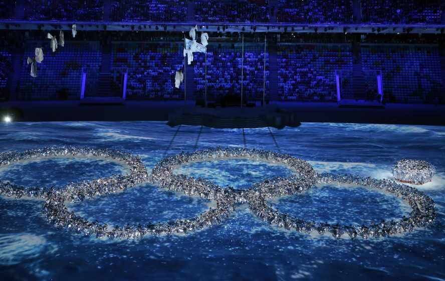 

Os organizadores da cerimônia de encerramento fizeram uma piada logo no início
da festa.



Relembrando o erro da cerimônia de abertura, quando um dos aros olímpicos
não abriu, os organizadores repetiram a tática, mas, desta vez,
propositalmente.



Assim, quando dançarinos com vestimentas prateadas se uniram para formar os
cinco aros, um dos grupos se manteve “fechado” e não abriu. A plateia então se
exaltou em risadas e aplausos