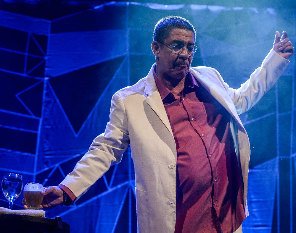 Zeca Pagodinho se apresentando em São Paulo, neste sábado (17)