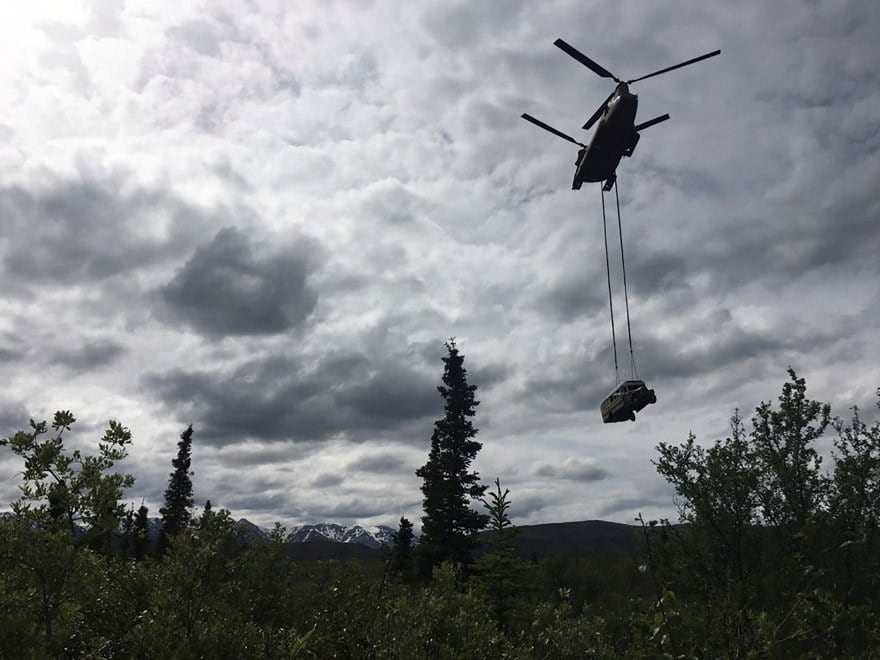 Operação da Guarda Nacional do Alasca retira ônibus onde aventureiro Christopher McCandless, do livro Na Natureza Selvagem, morreu