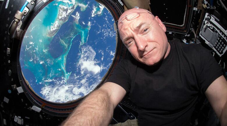 Ainda tem fôlego para mais fotos de cair o queixo?
O americano Scott Kelly, de 51 anos, está prestes a se tornar o homem
que passou mais tempo no espaço. Além de bater recordes, o astronauta do
Texas também tem outro hobby para ajudá-lo a manter a sanidade enquanto
flutua ao redor da Terra na Estação Espacial Internacional: tirar fotos
