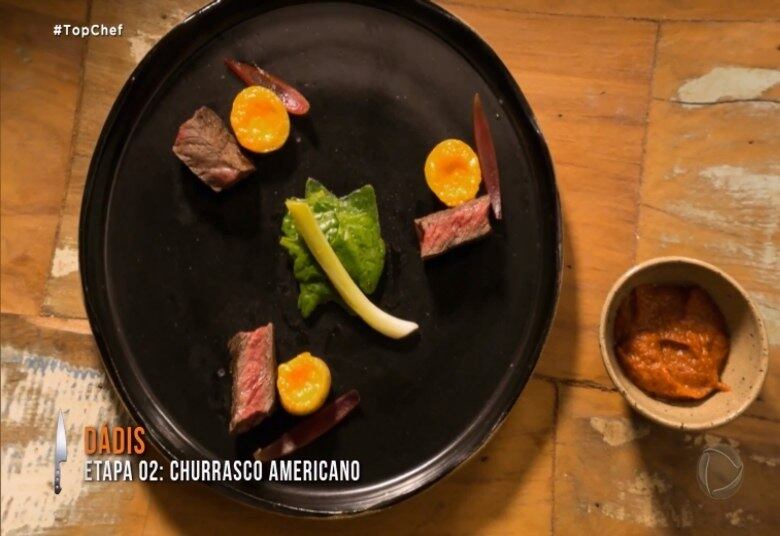 O churrasco americano também foi destaque! O apresentador Felipe Bronze disse que essa foi a melhor receita estrangeira feita no reality. Ponto para Dadis!